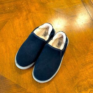 UGGs mens size 8 navy slipper with gray rugged sole, NWOT, never worn, no box